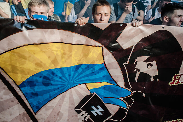 Und wahrscheinlich wäre dann die ukrainische Bevölkerungsmehrheit auch bereit, sich der Meinung ukrainischer Antisemiten und Nationalisten anzuschließen. Das bedeutet, dass sich die Judenfeindlichkeit bei diesem Szenario erheblich verstärken würde. D