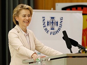 https://www.bmvg.de/portal/a/bmvg/start/journal/ministerium/!ut/p/z1/hY9BC4MwDIX_kWkrTj3ayUBQcVO2tZdRtDiHa6V0ssN-_CoDb7IcHuS95AsBDlfgSsxDL-yglRhdz_juRqO8yUlMSFPtU5QVPqX4SLIIEzjD5d8IdzHaqARB3UlgjhFuMUjtQw0ceCe9VitpF7VS2cFpb4TVxpu0seOSvIxxiTd0wBBOKcLrKfxJipiy0MdBmtHTAnyIWbzXXdEuTwO7C9WNstJt8jOm5yEqy6D_AogPYsg!/dz/d5/L2dBISEvZ0FBIS9nQSEh/
