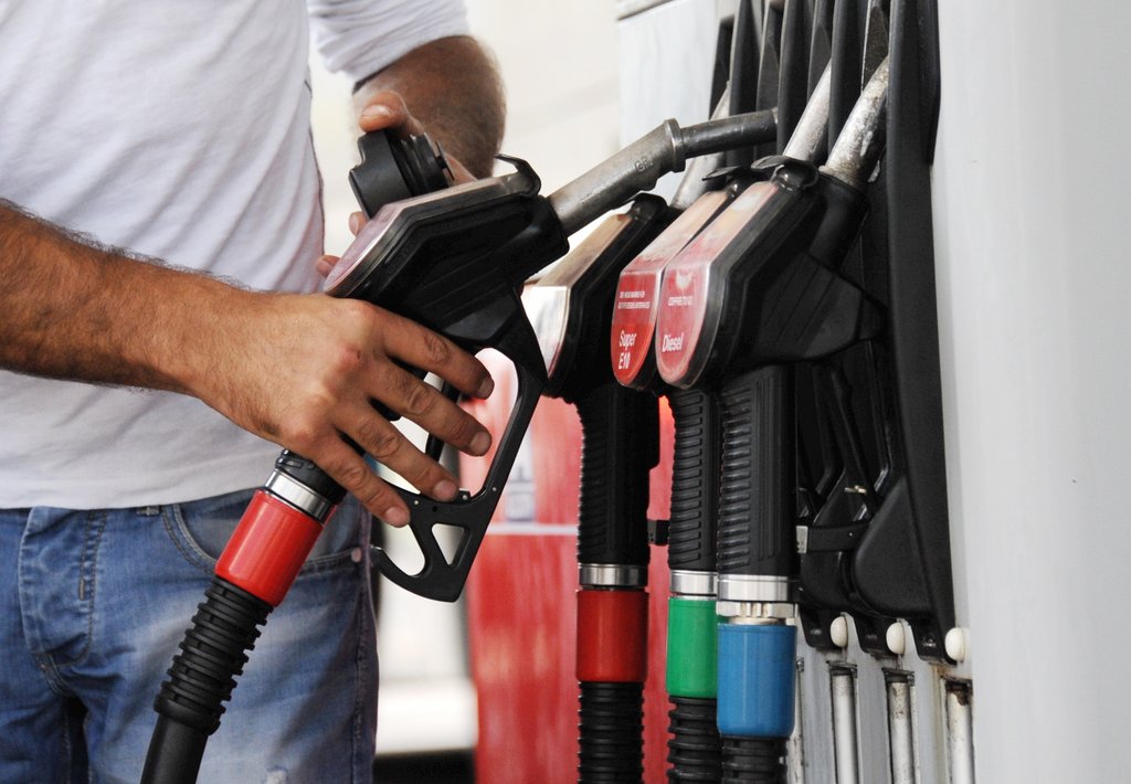 ARCHIV - Ein Mann greift am 31.08.2013 in München (Bayern) nach einer Zapfpistole an einer Tankstelle. Foto: Tobias Hase/dpa