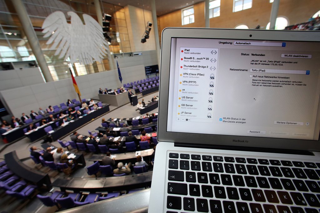 Bundestag fährt Computersystem runter. Foto: Wolfgang Kumm/dpa