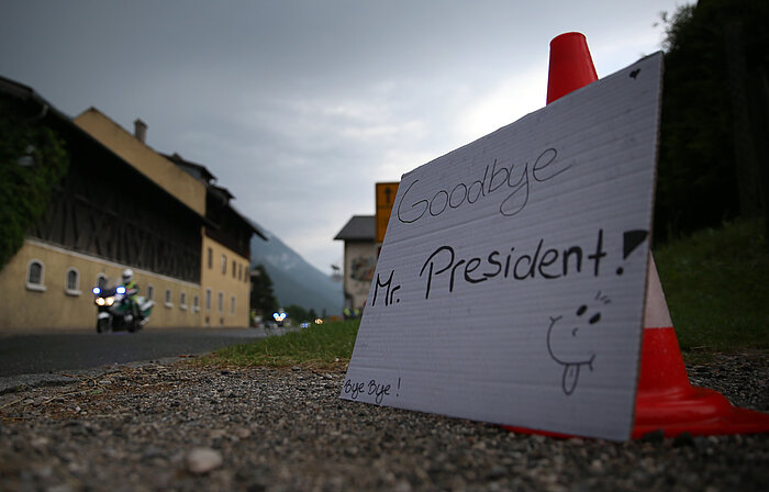 Ein Schild mit der Aufschrift "Goodbye Mr. President" steht am 08.06.2015 an der Bundesstraße B2 in Oberau (Bayern) bei Garmisch-Partenkirchen.