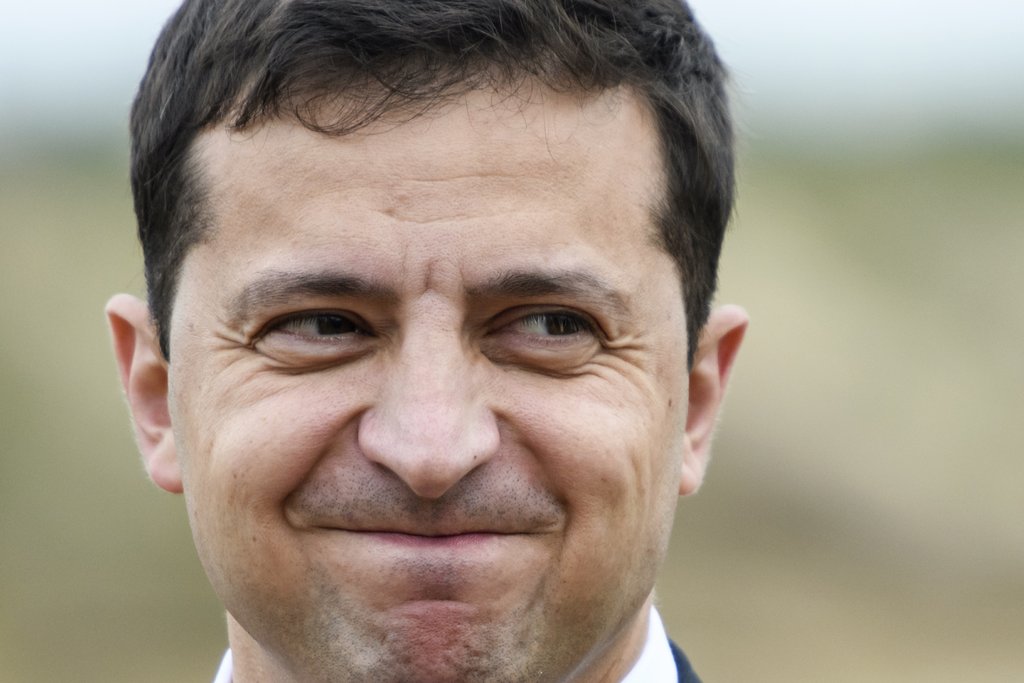 Zelensky unter Zugzwang Der ukrainische Präsident hat es, in der seit der Wahl vergangenen Zeit, nicht geschafft, sich vom Image eines Schauspielers zu lösen und zu einem echten Anführer seines Landes zu werden. Seine Träume von einer lebendigen und dynamischen Aufführung a