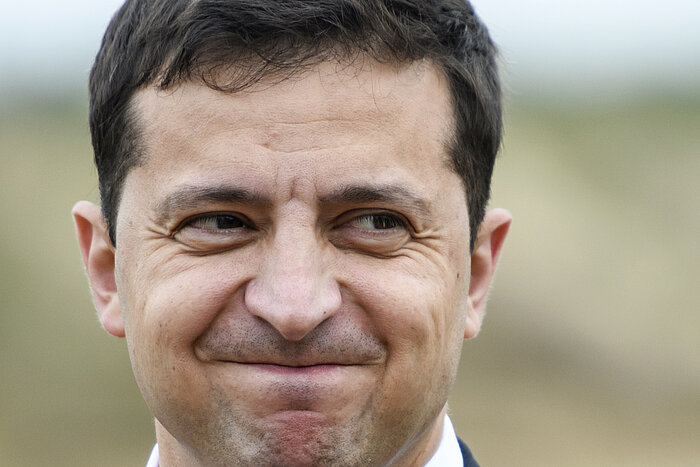 Der ukrainische Präsident hat es, in der seit der Wahl vergangenen Zeit, nicht geschafft, sich vom Image eines Schauspielers zu lösen und zu einem echten Anführer seines Landes zu werden. Seine Träume von einer lebendigen und dynamischen Aufführung a