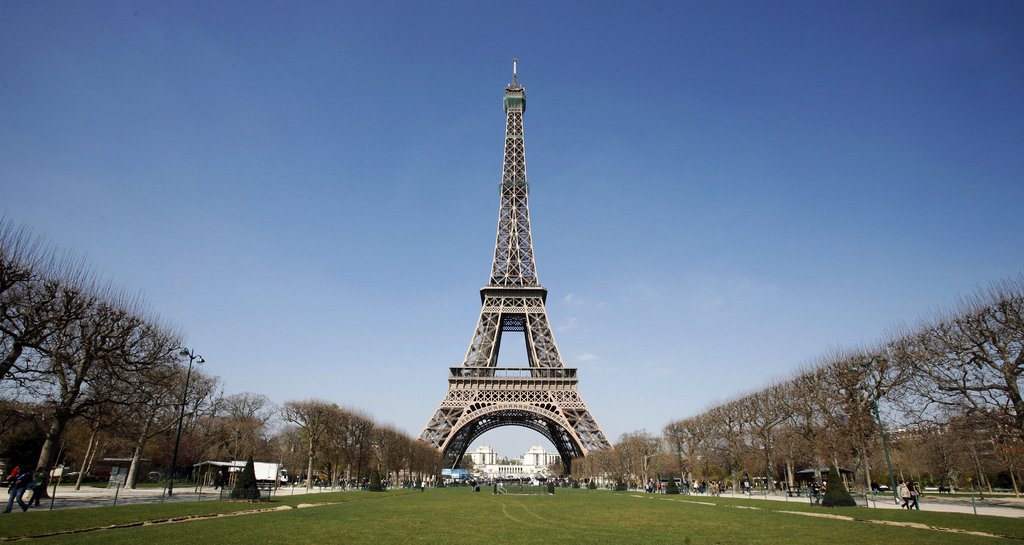 ARCHIV - Der Eiffelturm in Paris, Frankreich, aufgenommen am 31.03.2009. dpa