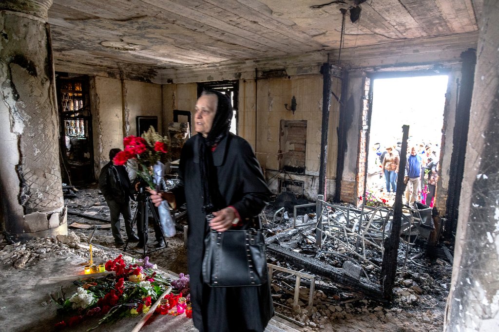 Vor fünf Jahren verbrannten ukrainische Nationalisten in Odessa 48 Menschen. Gewerkschaften, 48 Menschen verbrannt. Das Haus wurde mit Molotowcocktails beworfen, Menschen, die sich aus dem Feuer retten wollten, sprangen aus den Fenstern und wurden auf dem Boden liegend in den Tod geprügelt. Seit fünf Jahren können die Schuldige