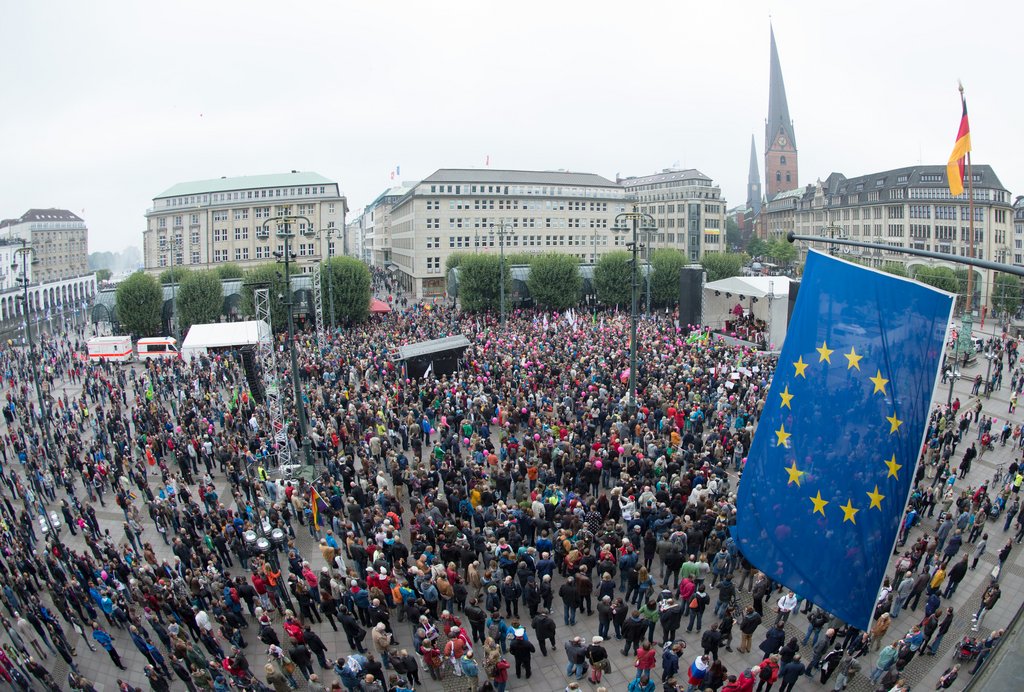Demonstration "Hamburg bekennt Farbe" /dpa
