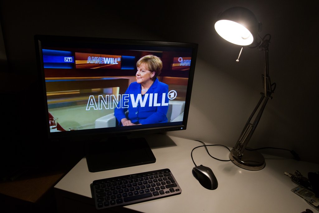 Angela Merkel auf dem Bildschirm in TV-Talkshow "Anne Will" /dpa