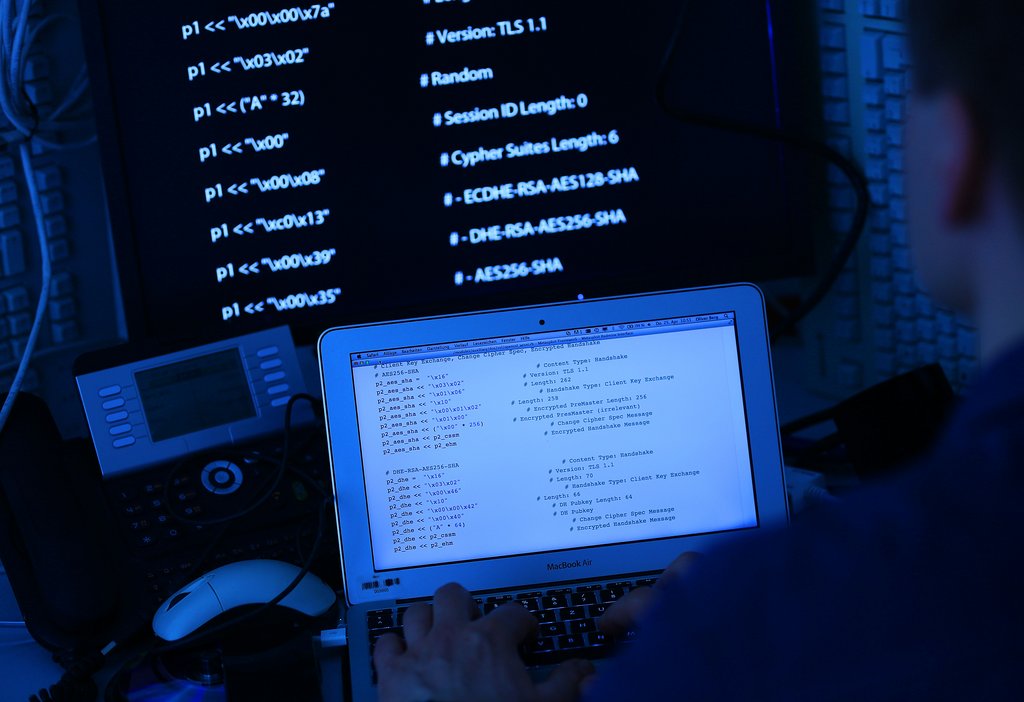 Computer mit Quellcode /dpa