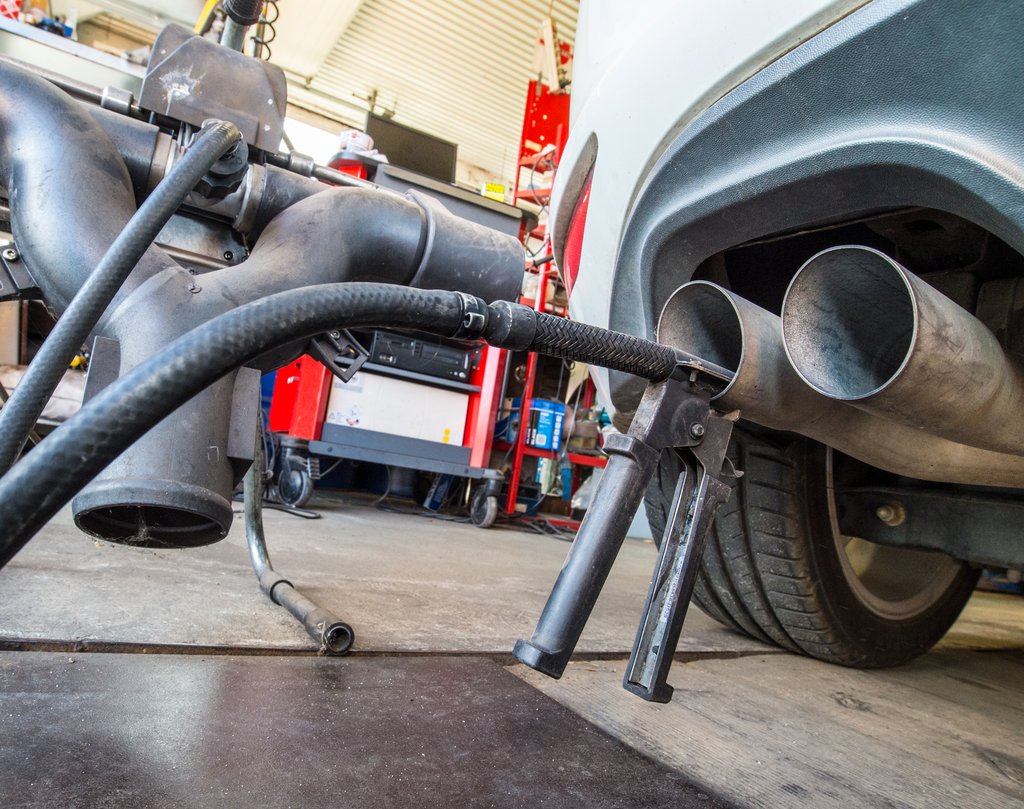 Abgasuntersuchung für Dieselmotoren /dpa