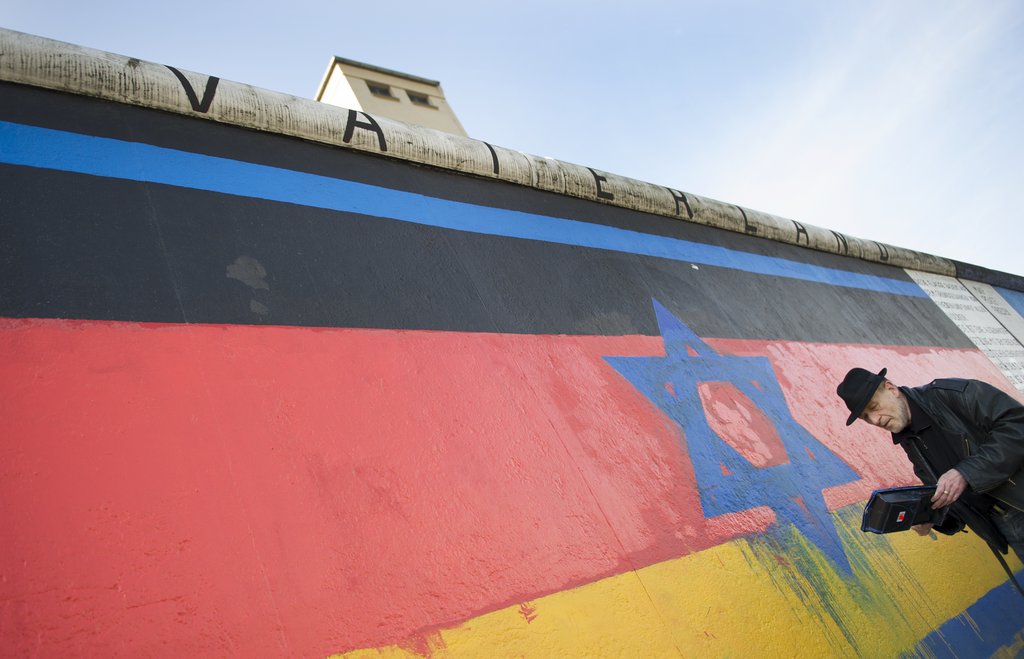 "Vaterland" an der East Side Gallery /dpa