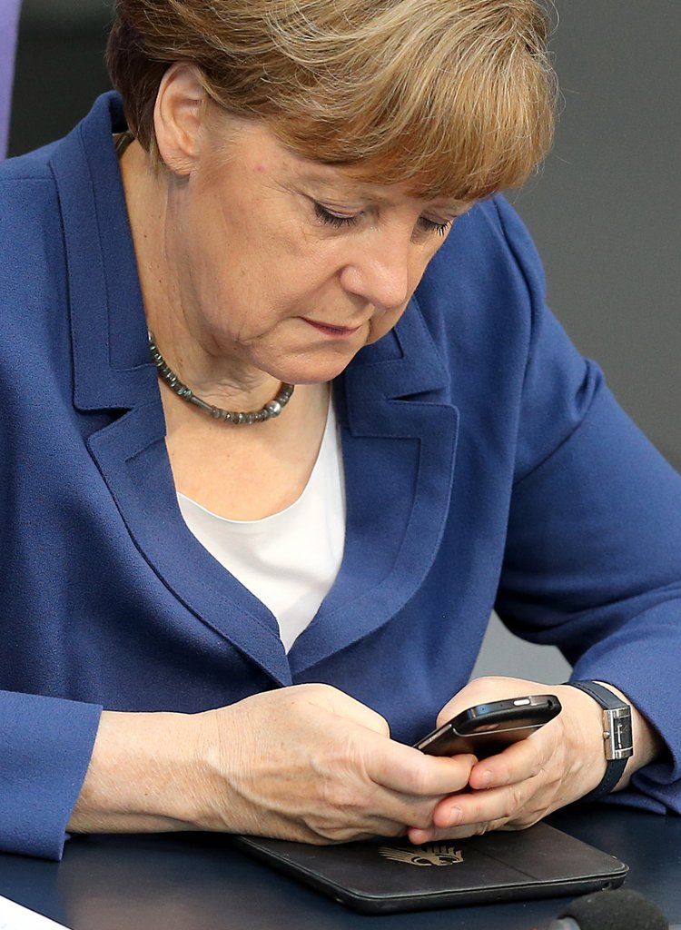 Merkel mit Handy/ Archiv dpa