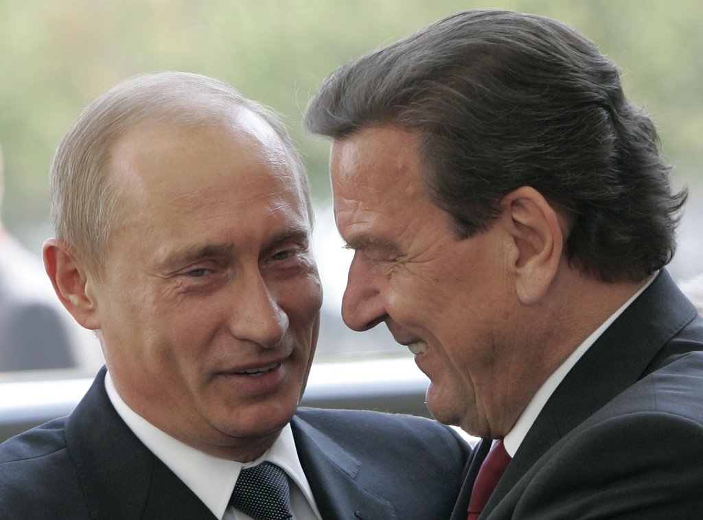 ARCHIV - Bundeskanzler Gerhard Schröder (r) und der russische Präsident Wladimir Putin begrüßen sich am 08.09.2005 in Berlin.Foto: Peer Grimm dpa