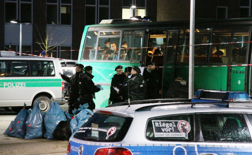 Polizei kontrolliert junge Männer in Flüchtlingsunterkunft /dpa