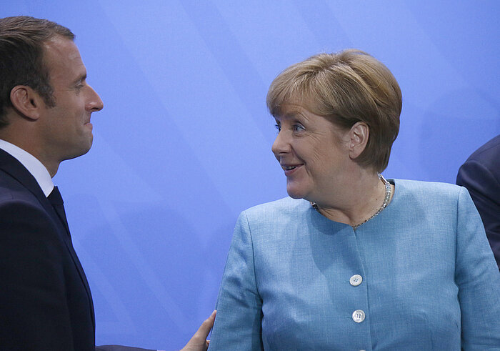 Die „Vision“ von einer europäischen Armee kam von dem französische Präsidenten Emmanuel Macron als Antwort auf eine angebliche Bedrohung durch Russland, „das an unseren Grenzen steht“.(4) Und ebenso wie Angela Merkel forderte er in einem ersten