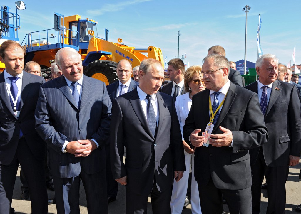 Presidents of Russia, Belarus attend second forum of Russian / dpa