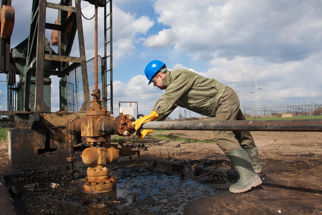 Worker in the oil industry on oil pump/Depositphotos.com