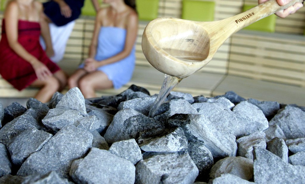 ARCHIV - ILLUSTRATION: Aufguss in einer Sauna in der Therme in Erding (Oberbayern), aufgenommen am 18.08.2008 . Foto: Andreas Gebert/dpa
