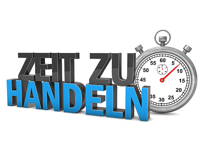 Der Warschauer Pakt ist längst verschwunden, die Anführer der „Freien Welt“ betonten mehrmals, dass der Kalte Krieg vorüber sei. Dessen ungeachtet wird die NATO immer mächtiger, Gespräche über Abrüstung immer seltener und die Gefahr eines „He