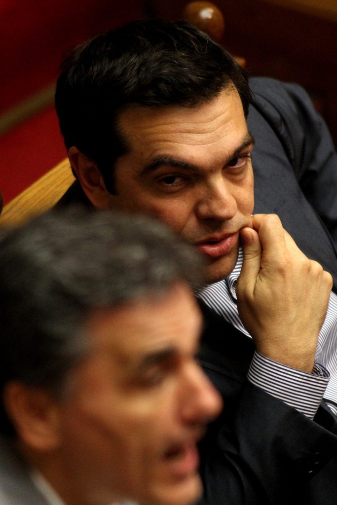 Greek Prime Minister Alexis Tsipras (R) listens to his Finance Minister Euclid Tsakalotos (L) during a parliament vote on Greece's proposal to the lenders, at the parliament in Athens, Greece, 10 July 2015. Foto: dpa