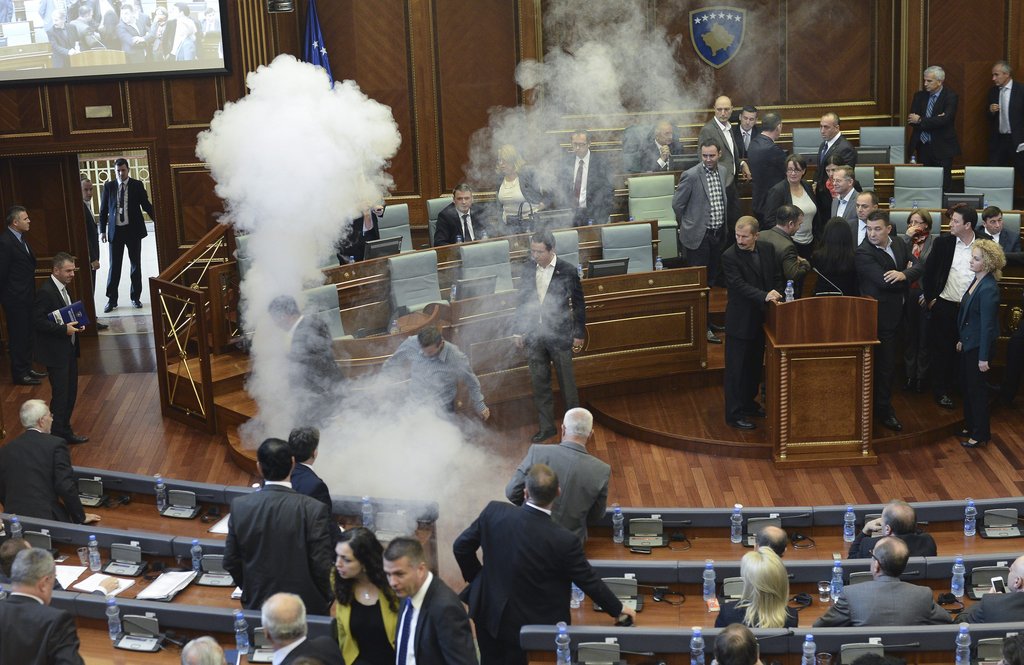 Tear gas in Kosovo's parliament/dpa